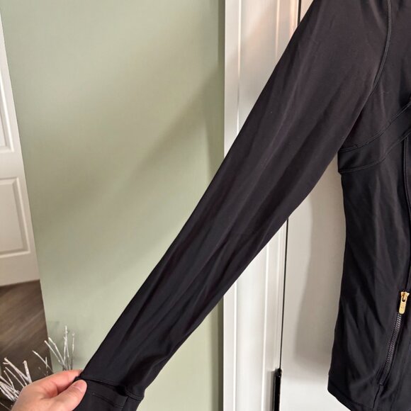 Pre-worn MINT Lululemon Women's Size 10 Black Jacket with Gold Zipper - Picture 9 of 11